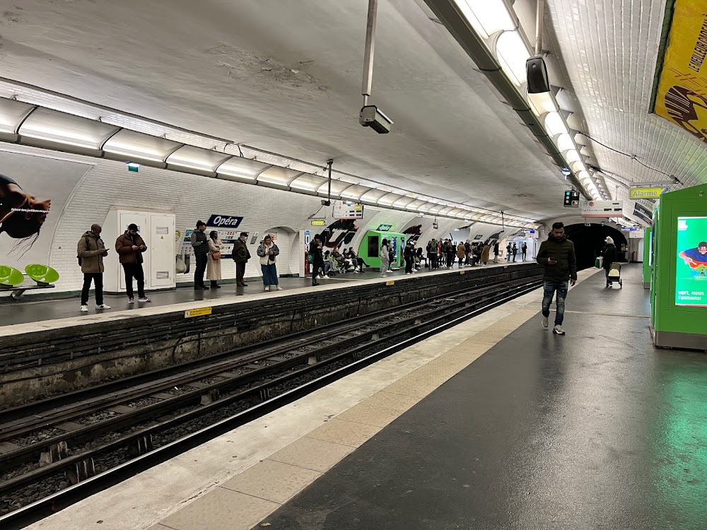 Maman a tort : Cyrielle going to or coming back from the RER station