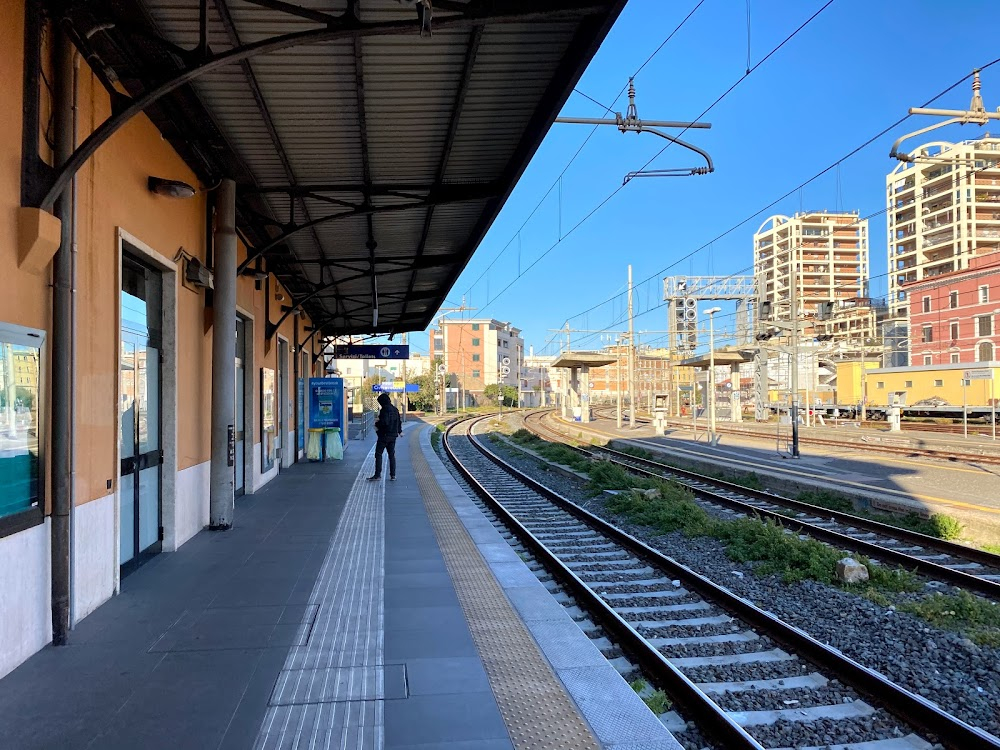 Manuel : Manuel at the train station