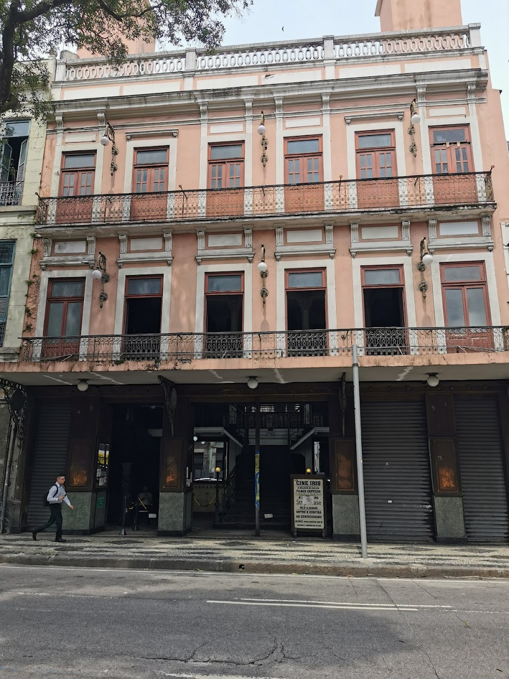 Moreira da Silva : Only the entrance of the old cinema, with the staircase.