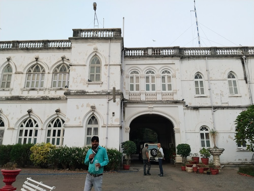 Matru Ki Bijlee Ka Mandola : Mandola's house/palace