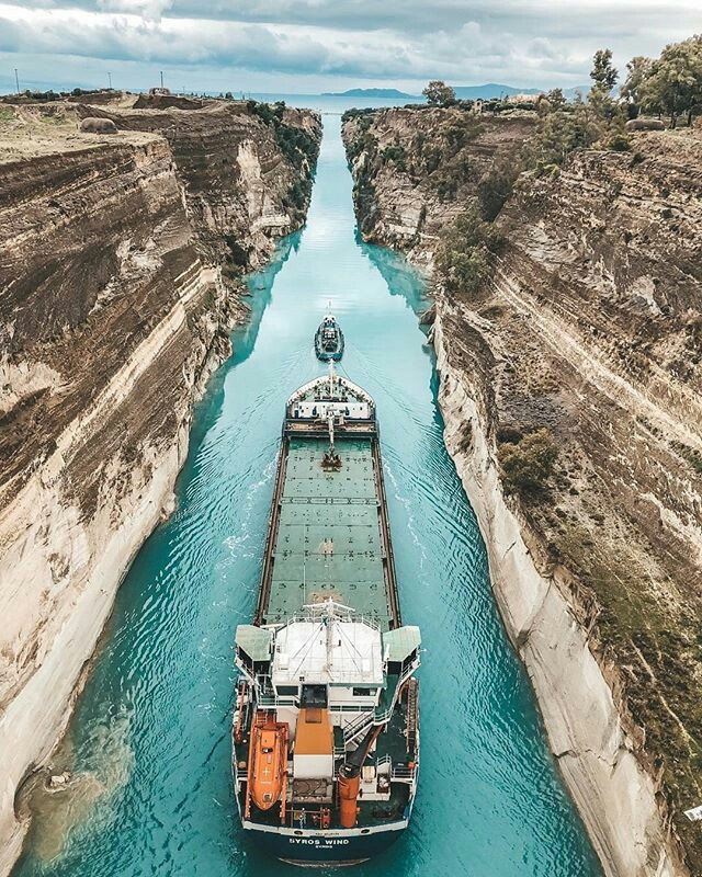 Mavri Afroditi : Filmed from above and at angles, including two iron bridges, during the sniper scene.