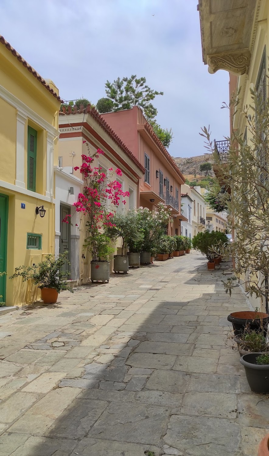 Mavri Afroditi : Entrance of Sissifos Tavern at #31, and narrow streets up to the Acropole.