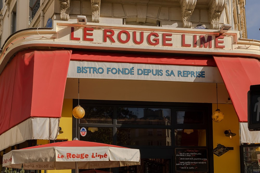 Max et les ferrailleurs : Max meeting Abel on Blvd Voltaire, have a drink at the café, then walk up the Boulevard