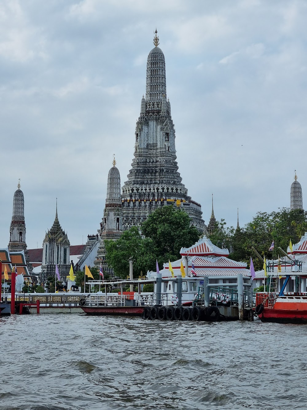 Kommissar X - Drei goldene Schlangen : touristic tour in a small boat in Bangkok, before the girl's abduction