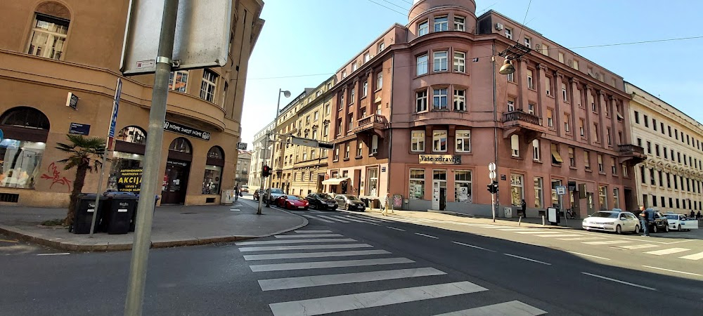 Medical Police : Berlin open market, exterior.