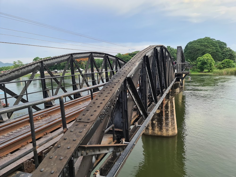 Mei Gong he xing dong : train crossing river via railway bridge starting at 00: 09: 16