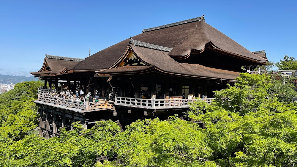 Escapade in Japan : where the young girl shares her bento box lunch with the boys