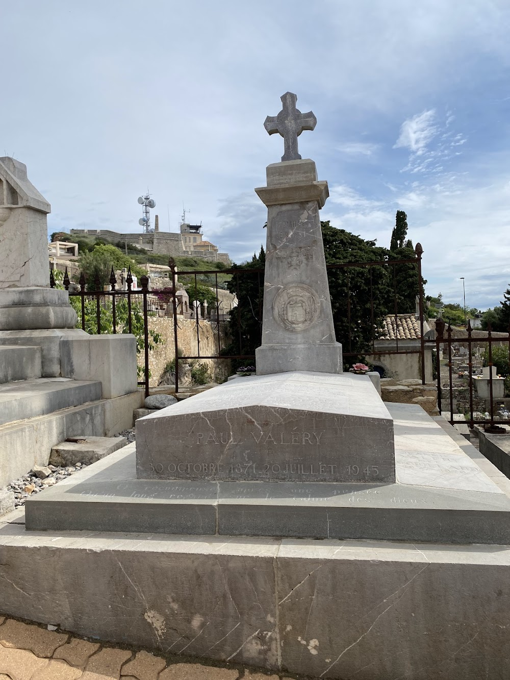 Mes frères et moi : cemetery