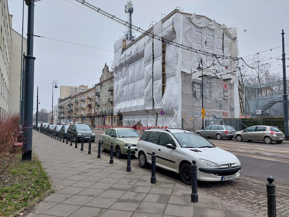 Jutro idziemy do kina : wooden building