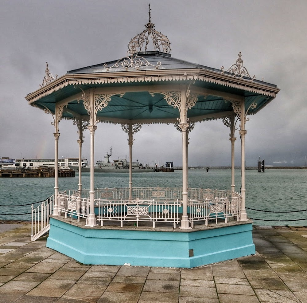 Michael Collins : Scene where Neeson, Quinn and Roberts stroll along a pier