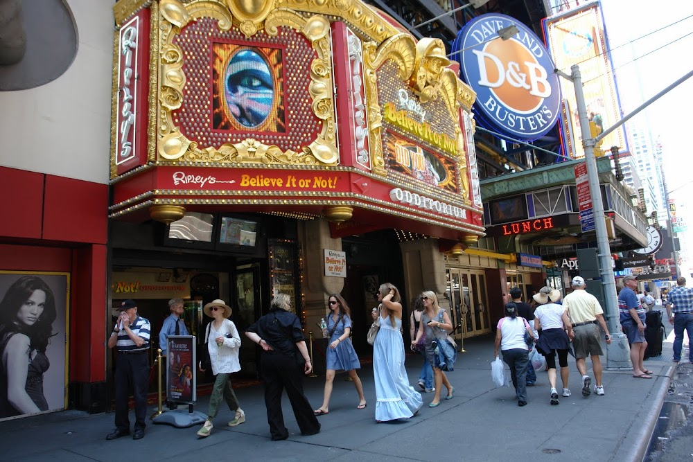 Midnight Cowboy : Joe walks by Hubert's Museum