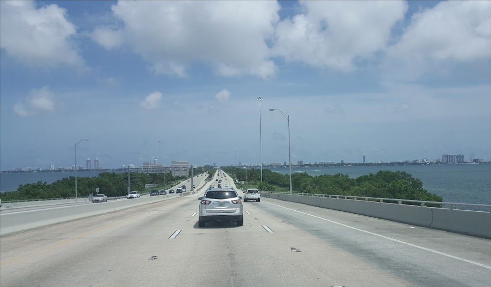 Midnight Cowboy : bus approaches Miami