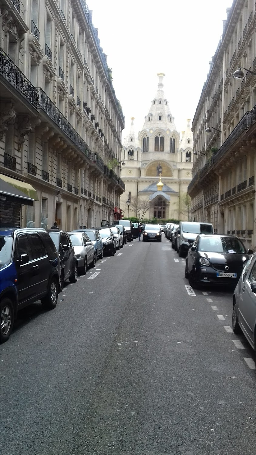 Midnight in Paris : street scene in front of the Russian Orthodox Cathedral