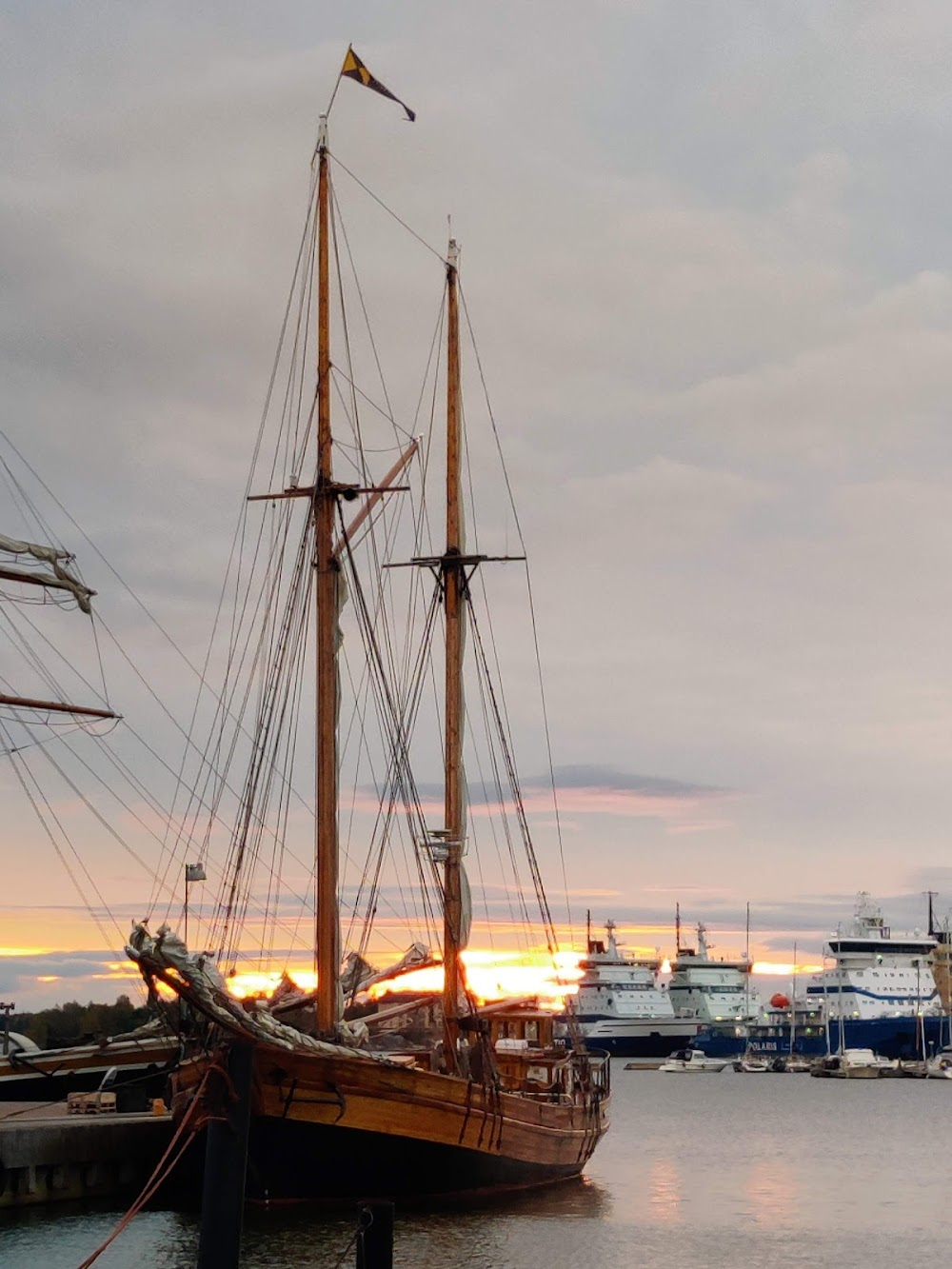 Kesäkapina : sailing boat by a pier