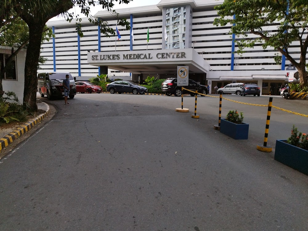 Minsan pa nating hagkan ang nakaraan : hospital facade and hospital scene