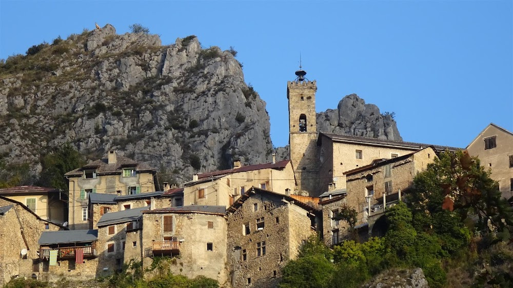 Minuscule 2: Les mandibules du bout du monde : village exteriors