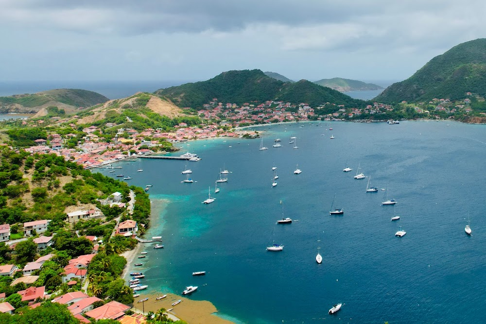 Minuscule 2: Les mandibules du bout du monde : small airfield, and beach at Anse Crawen