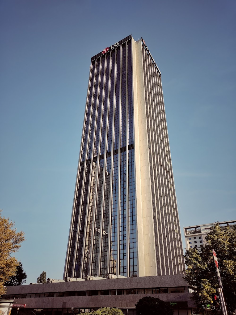 Zabij mnie glino : tower building