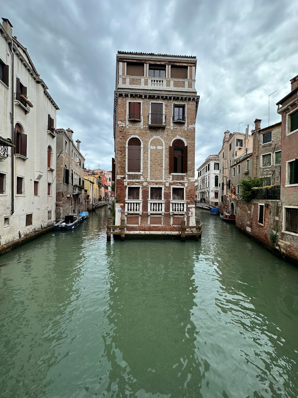 A Haunting in Venice : Bridge seen in opening scenes