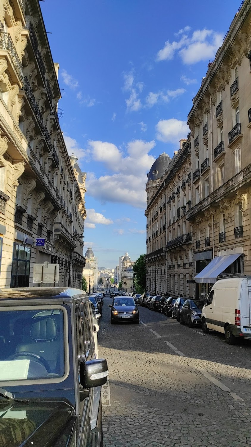 Trois couleurs: Bleu : Julie running after Olivier's car