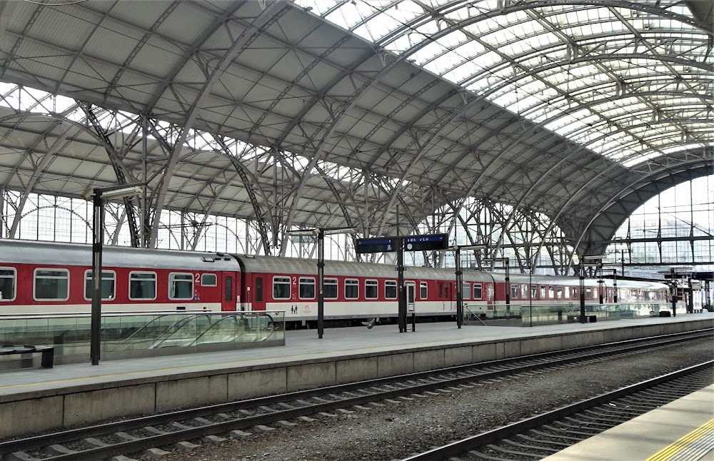 Zena na rozcesti : Railway station Praha hlavní nádrazí