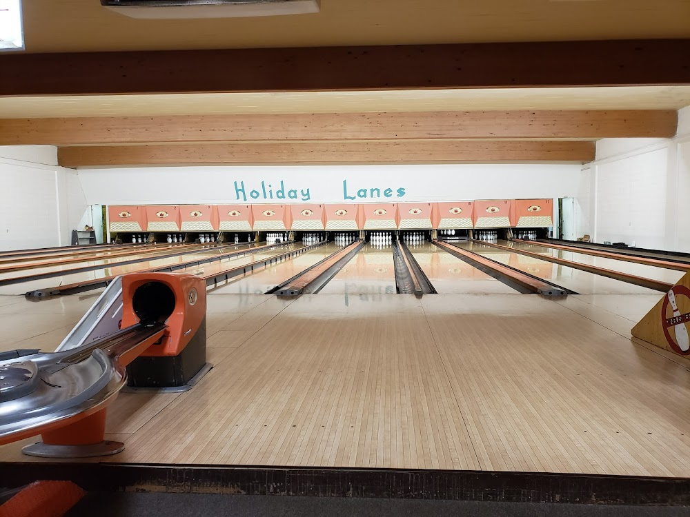 Mistletoe Mixup : bowling alley