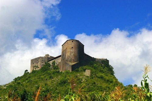 Moloch Tropical : castle exteriors