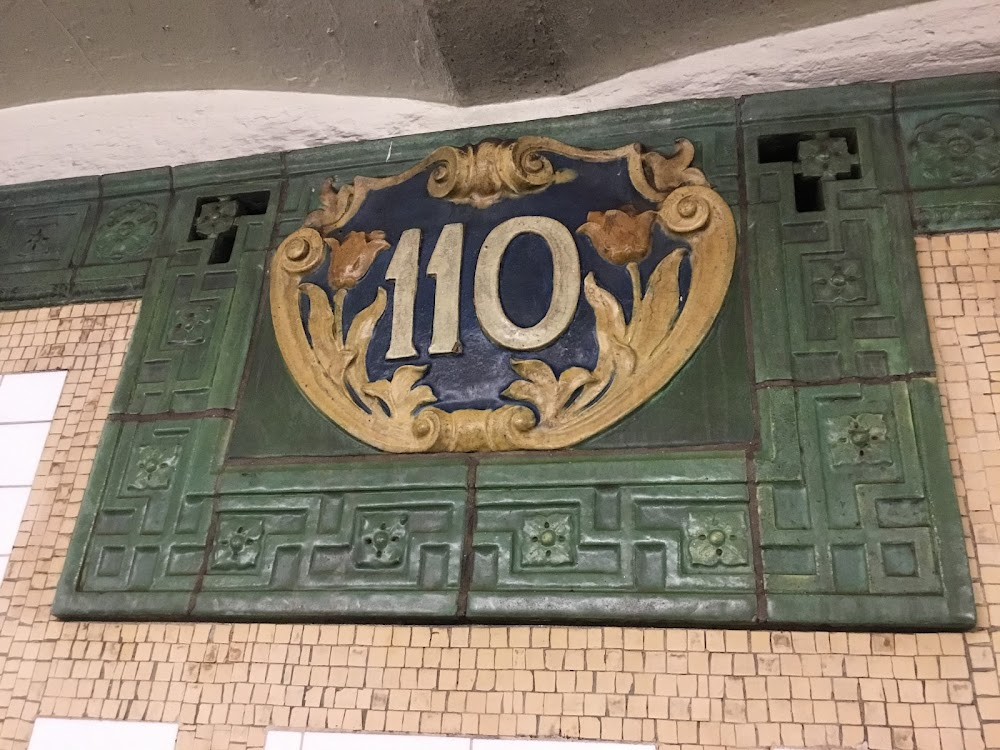 Money Train : Charlie enters the 110th Street station to steal the money train