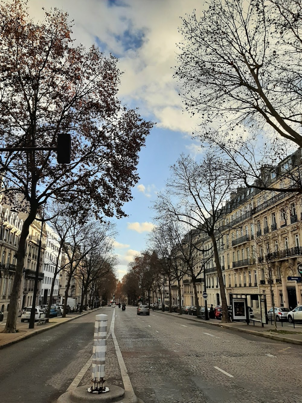 Le boulet : Moltès drives along an avenue and down into an underground car park