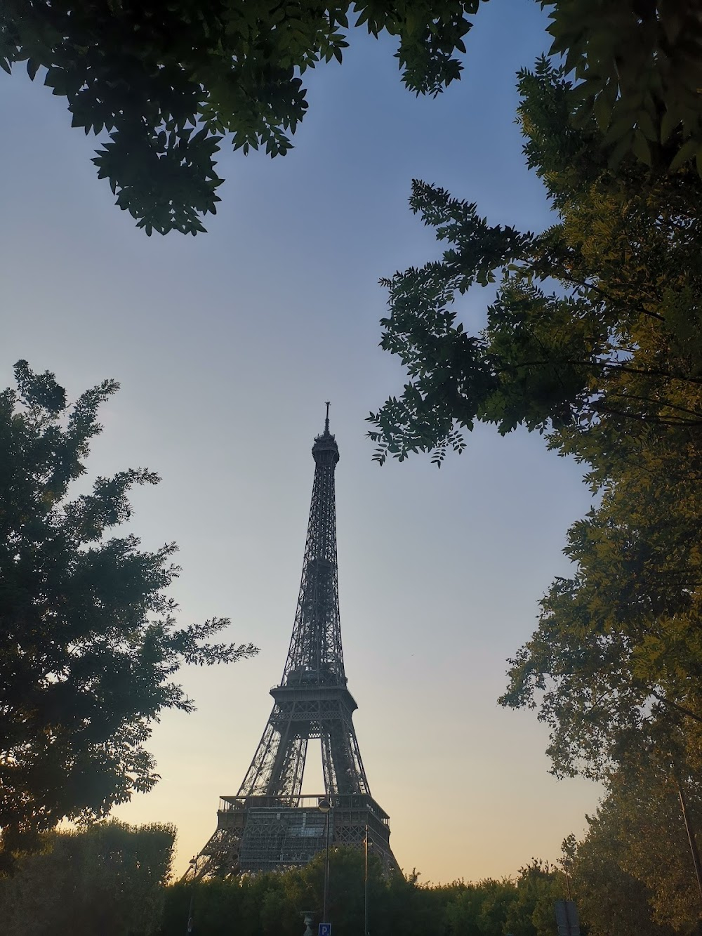 Maniac Killer : A woman is dropped off near the Eiffel Tower