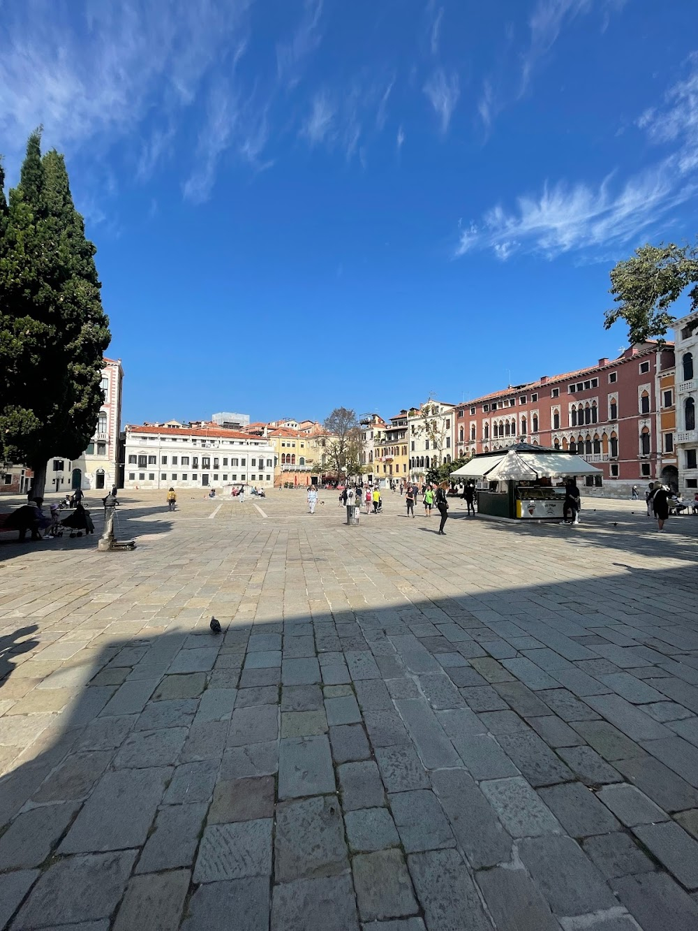 Chi l'ha vista morire? : Franco's house overlooks the piazza