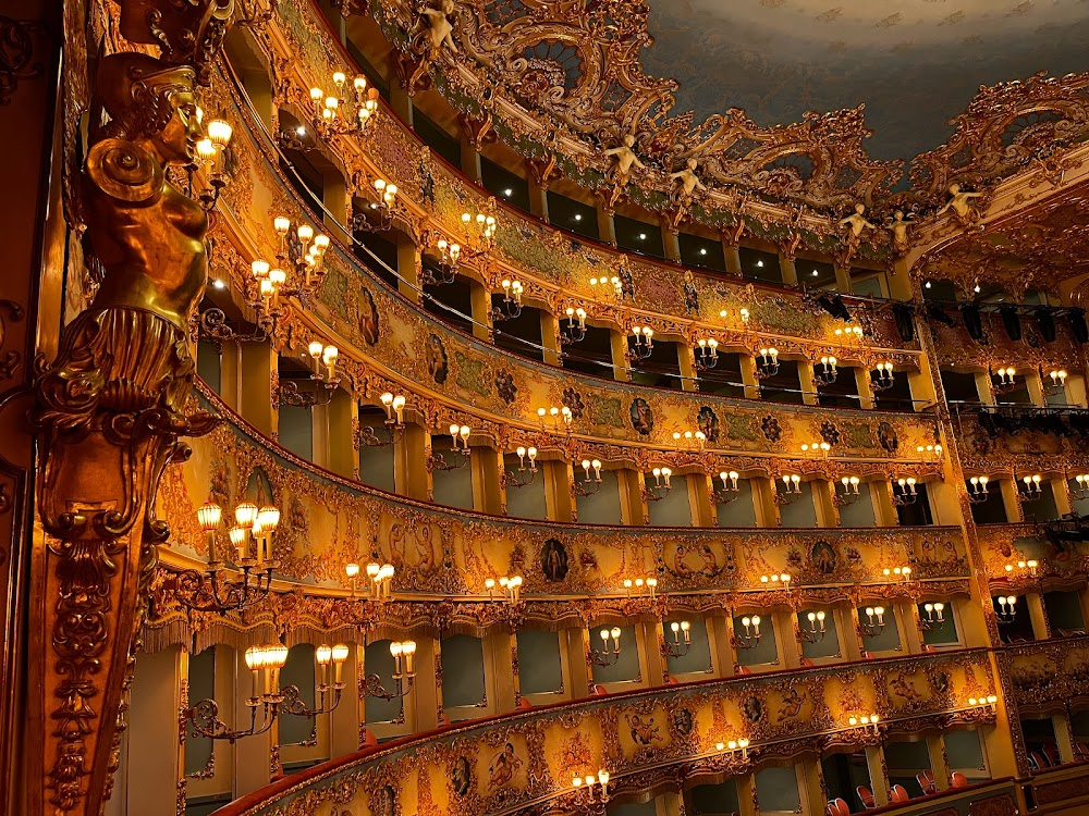 Die tote Stadt : operahouse