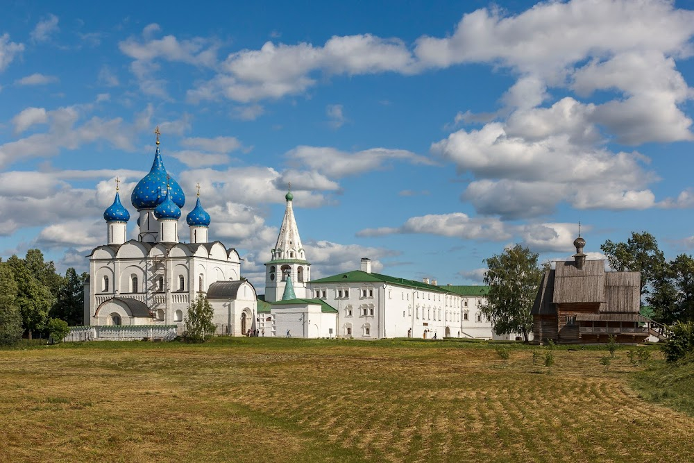 Moy laskovyy i nezhnyy zver : Exterior of church