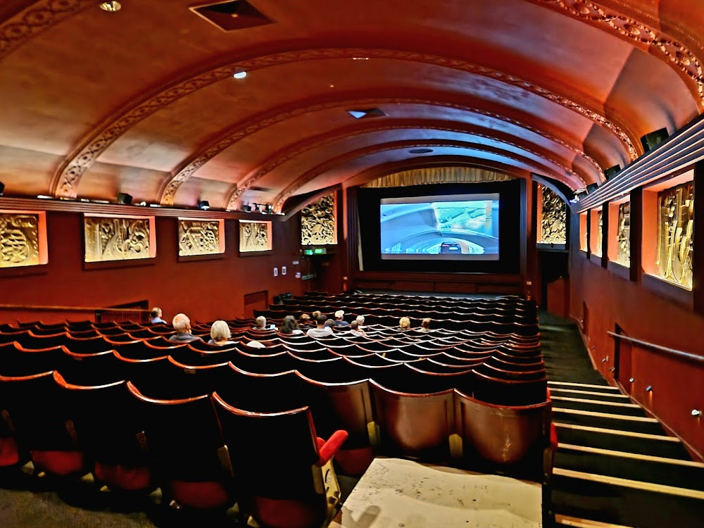 Mr. Love : interiors of cinema where Donald works