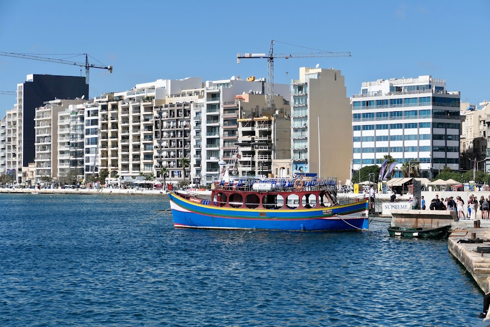 The Maltese Double Cross : General view and facade of the Holiday Inn hotel - renovated and rebranded as of 2013.