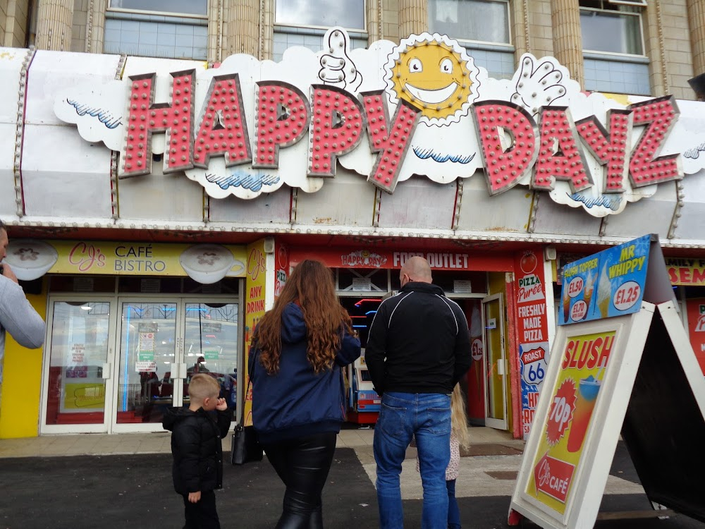 Murder on the Blackpool Express : the murderer chases a victim into an amusement arcade