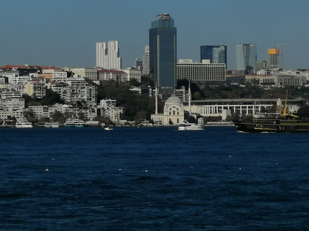 Murder on the Orient Express : Debenham and Arbuthnott taking the ferry to cross the Bosphorus