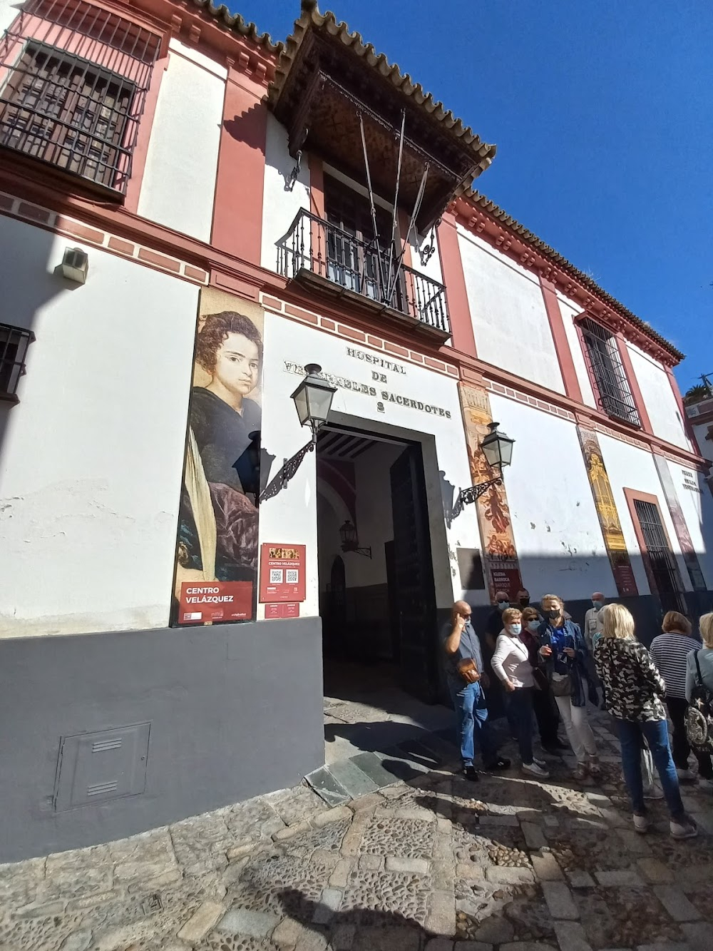 Murillo, el último viaje : Interviews at the church and the courtyard