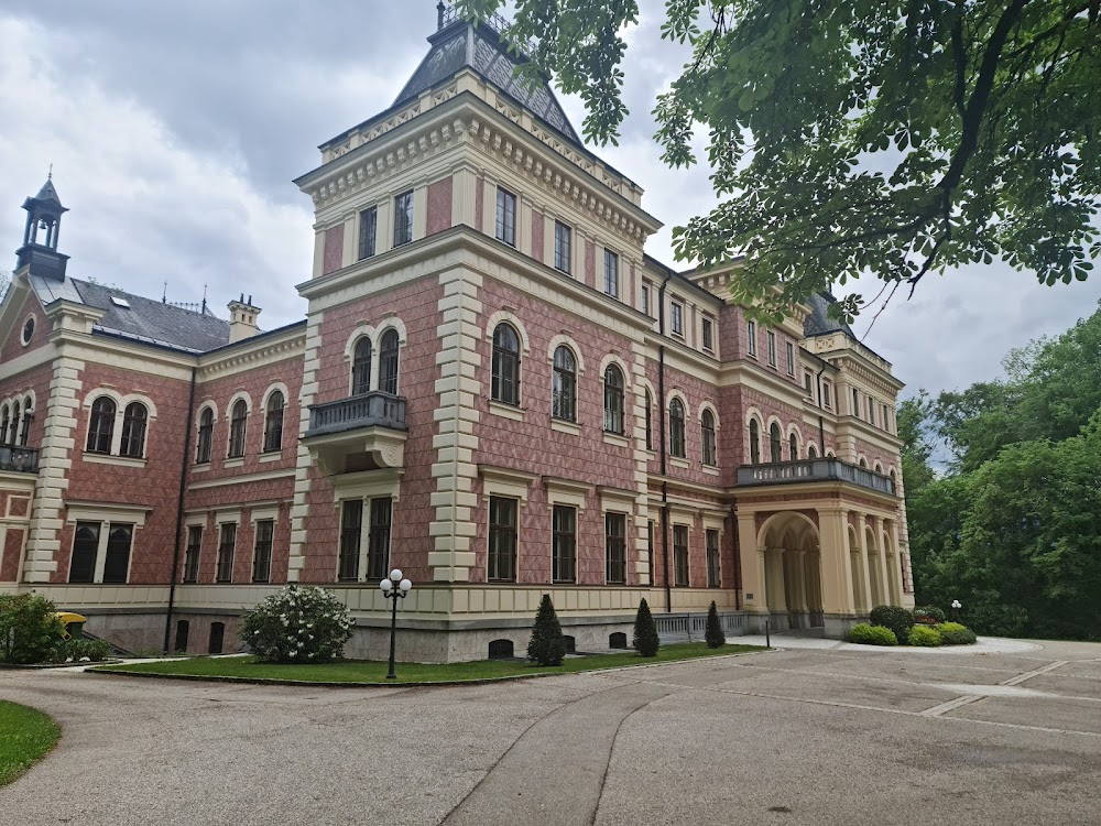 Musik, Musik - da wackelt die Penne : School interiors and exteriors