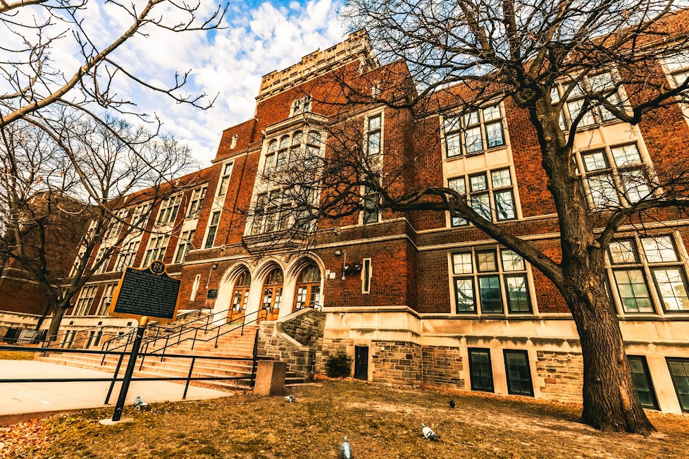 My Big Fat Greek Wedding : exterior of school where Ian teaches