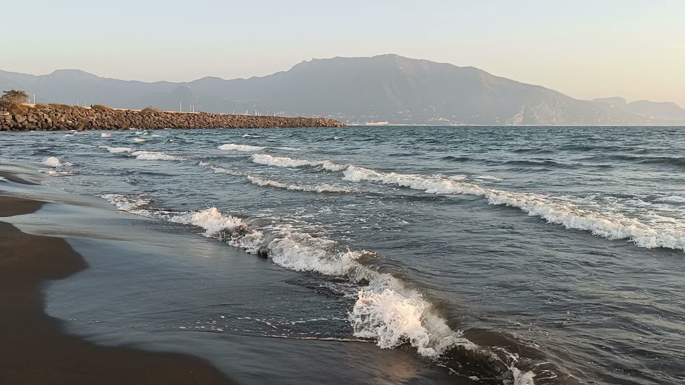 Napoli velata : Adriana meets Antonio on a beach