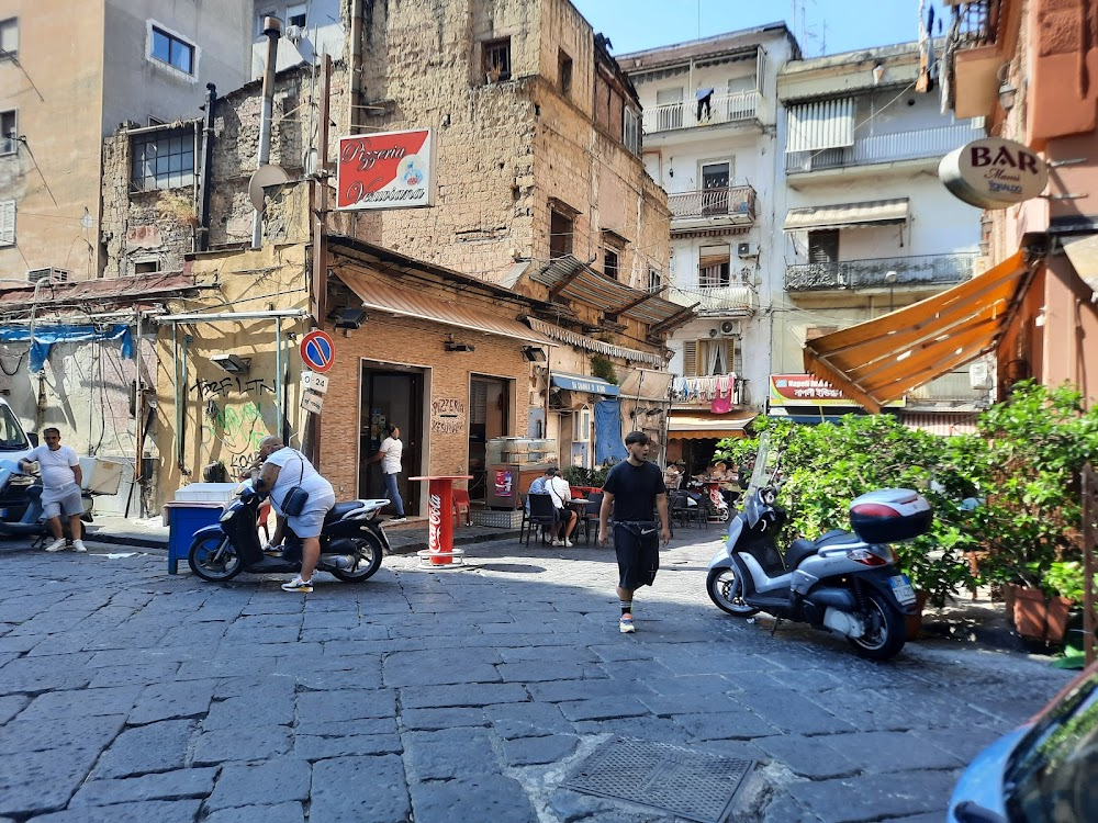 Napoli velata : Adriana meets Pasquale at a market