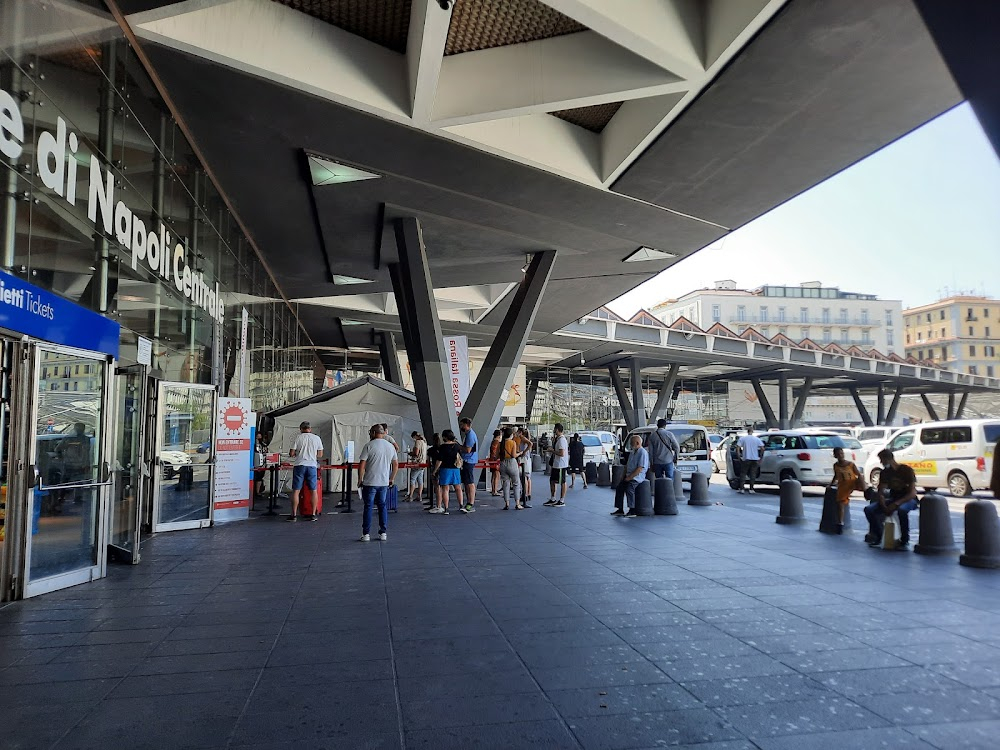 Il cammino della speranza : scenes in the Naples railway station