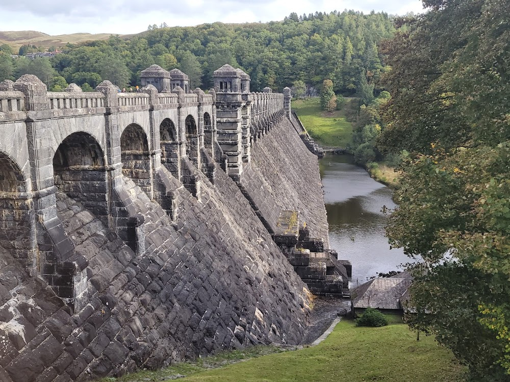 Dead Romantic : Bernard's holiday cottage by the reservoir