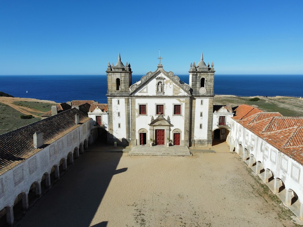 Nazaré : church door and exterior steps in marriage scene