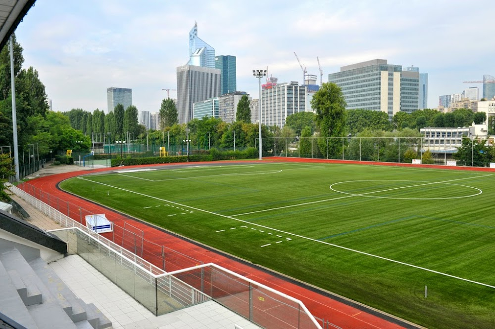 Neuilly sa mère! : school sports ground