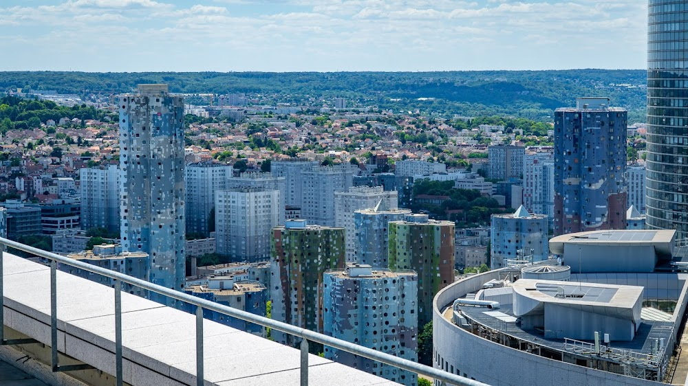 Y a-t-il un Français dans la salle? : Reglisson's apartment tower