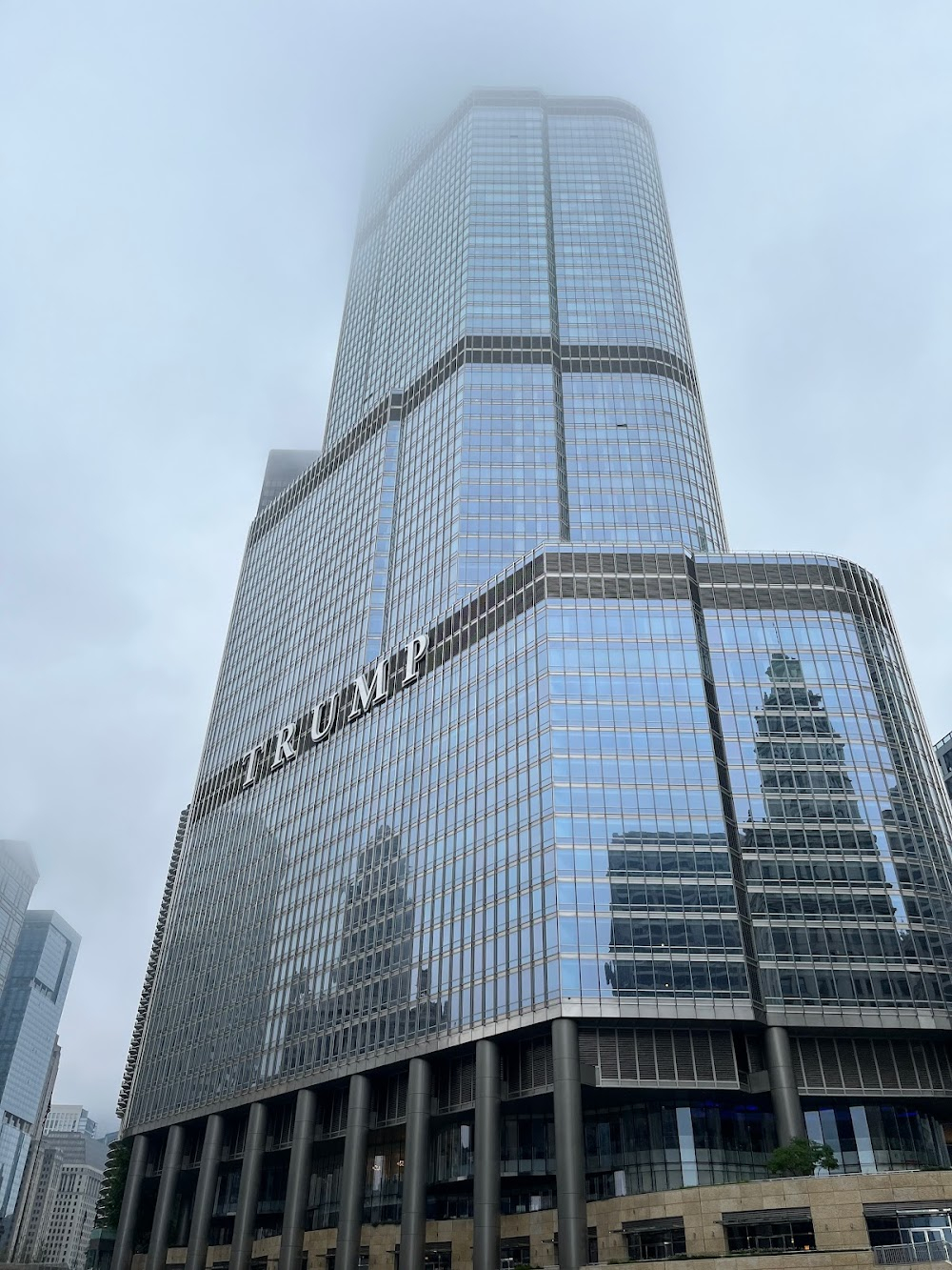 Never Been Kissed : Establishing and external shot of the old Chicago Sun-Times Headquarters - now demolished - and the present location of the Trump International Hotel & Tower® Chicago