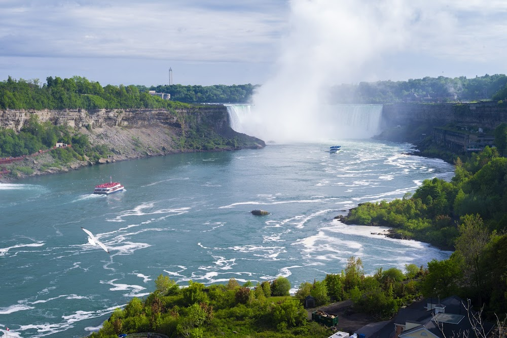 Niagara : Table Rock Welcome Centre, fomerly "Scenic Tunnels", where Rose reads th postcard