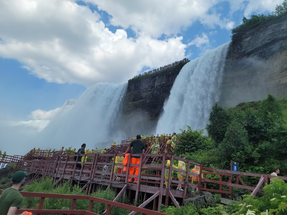 Niagara : Polly runs into George while out with her husband and the Ketterings